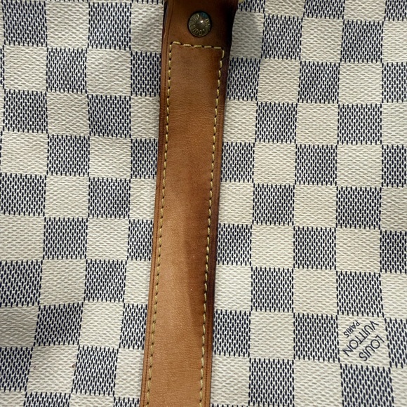 Louis Vuitton duffle bag, two of the straps are damaged as shown in pictures. - Picture 8 of 15